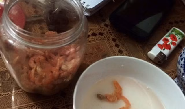 Người dân hoang man vì những con tôm khô khá lạ, ngâm nước suốt hơn 2 giờ nhưng vẫn cứng như...nhựa. 