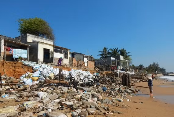 Hàng chục căn nhà có nguy cơ bị biển 'nuốt chửng' ở Phan Thiết
