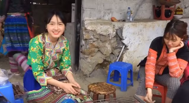 Nhan sắc đời thường của thiếu nữ bán cơm lam, trứng gà nướng gây sốt