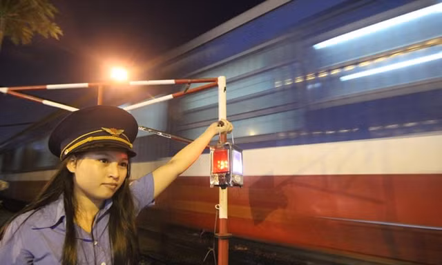 Cô gái 19 tuổi dễ thương gác chắn tàu trong đêm