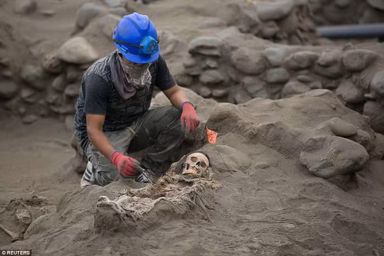 Bi thảm 56 hài cốt trẻ em trong nghĩa trang hiến tế