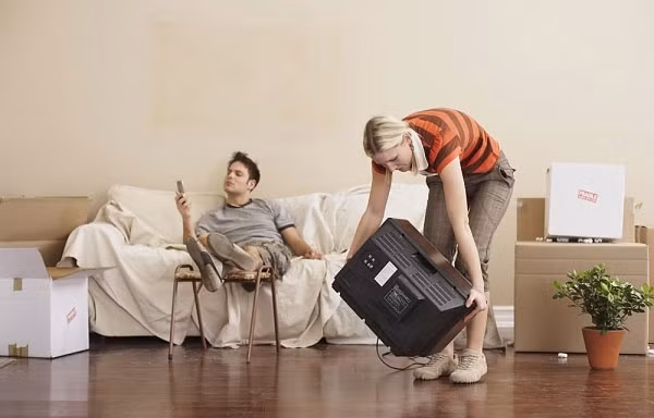 Lấy chồng đẹp trai như anh, ngay nào anh cũng chỉ ăn diện vợ con sướng thì ít mà khổ thì nhiều (Ảnh minh họa)