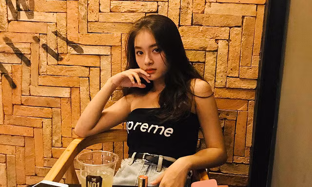 Xuất hiện 'thiên thần áo dài trắng' có góc nghiêng đẹp như tạc tượng