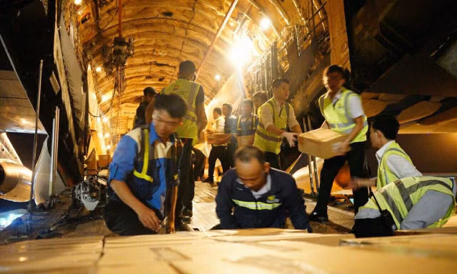 Bên trong máy bay IL-76 chở hàng cứu trợ Việt Nam
