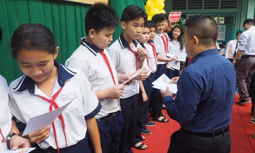 Ông Nguyễn Quang Đông – Giám đốc Tiếp thị và Truyền thông HD SAISON trao học bổng cho các em học sinh.