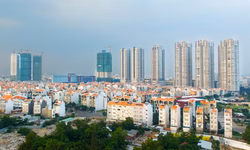 Khi đã sẵn sàng dòng tiền, người mua nhà đất cần chuẩn bị tốt các loại giấy tờ, thủ tục để hỗ trợ quá trình giao dịch được diễn ra suôn sẻ. Ảnh: Lucas Nguyễn