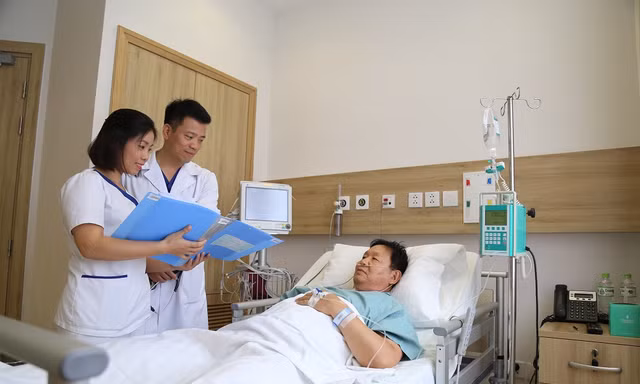 Các bác sĩ Vinmec Hạ Long đã chạy đua với thời gian để cấp cứu cho du khách Hàn Quốc Lee Yeolgoo bị nhồi máu cơ tim