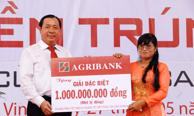 Agribank trao sổ Tiết kiệm 01 tỷ đồng cho khách hàng trúng giải Đặc biệt thứ 2 
