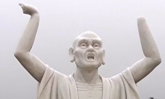 Tượng La hán bị phá hư hỏng phần bàn tay.