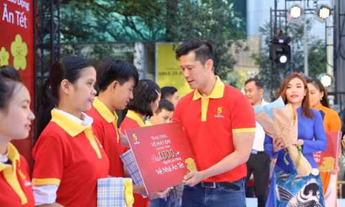 Đại diện Sabeco trao những món quà đến những người lao động tiêu biểu trong 1000 người nhận vé máy bay “Về nhà ăn Tết”