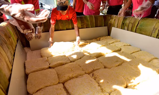 Năm 2016, Công viên Đầm Sen phải huy động 50 người với nhiều công đoạn gói, nấu bánh chưng nặng 2,5 tấn dâng quốc tổ Hùng Vương. Ảnh: Lê Quân.