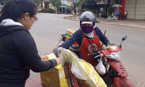 Nhiều người dừng bên đường, quyên tiền hỗ trợ thân nhân vụ tai nạn xe rước dâu. Ảnh: NVCC