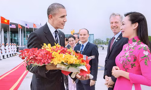 Mỹ Linh rạng rỡ chào đón và tặng hoa Tổng thống Mỹ Obama năm 2016