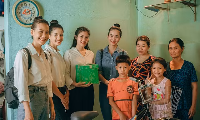 Thí sinh Miss World Việt Nam chui cống, mặt lấm lem, làm công nhân vệ sinh 