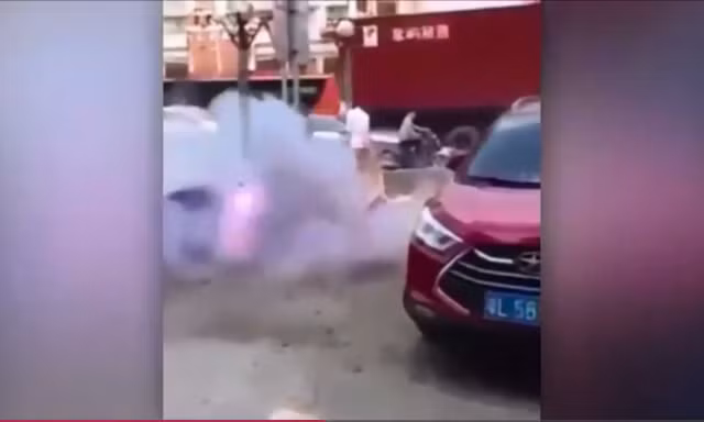 Chú rể đi cấp cứu vì bị treo trên cột pháo 'lấy may'
