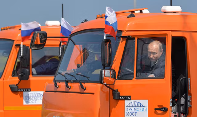 Những lần ông Putin trổ tài điều khiển phương tiện