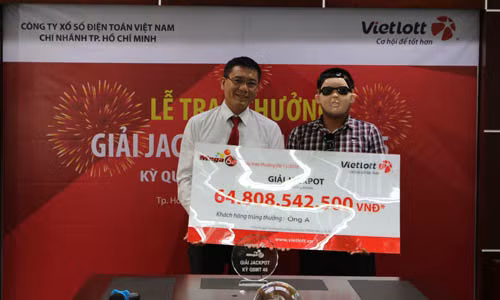 Khách hàng tại Đồng Nai đến nhận giải thưởng ngày 9/11. Ảnh: Vietlott