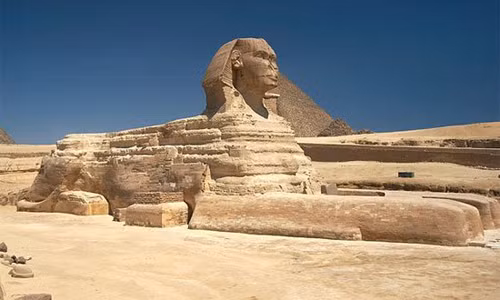 Tượng nhân sư Sphinx ở cạnh kim tự tháp Khafre. (Ảnh Wikipedia)
