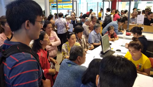 Khách hàng đổ xô đến điểm giao dịch của nhà mạng để chụp ảnh chân dung thuê bao hồi tháng 4/2018. Ảnh: Anh Tú.