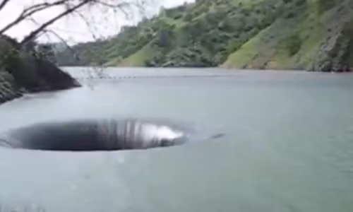 Phát hiện hố bí ẩn trên hồ nổi tiếng ở Mỹ