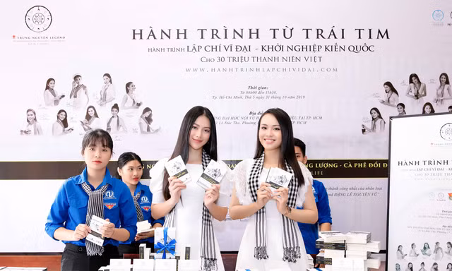 Hoa hậu Phương Khánh, người đẹp Thủy Tiên trao tặng những cuốn sách quý đến các bạn sinh viên tại trường ĐH Bách Khoa Tp. HCM và ĐH Nội Vụ - Phân hiệu tại Hồ Chí Minh.
