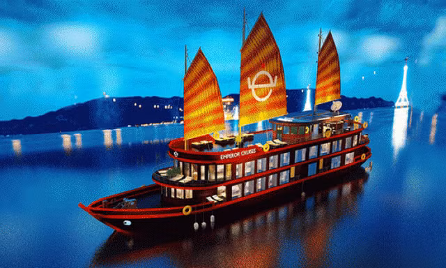 Du thuyền Hoàng Đế trên vịnh Nha Trang 