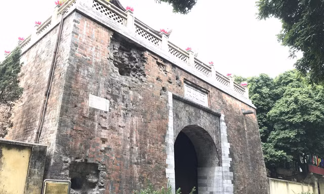 Bí ẩn lịch sử đằng sau hai vết lõm xuyên 3 thế kỷ trên thành Hà Nội