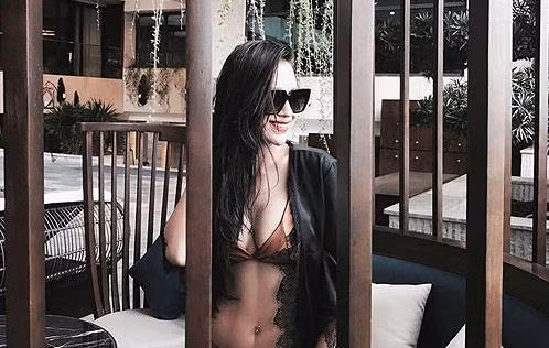 DJ Tít khoe hình thể trong những bộ trang phục táo bạo