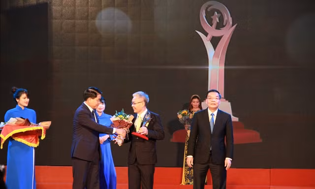 Ông Kiều Minh Lực, Phó Tổng Giám đốc C.P. Việt Nam nhận giải mảng chăn nuôi heo