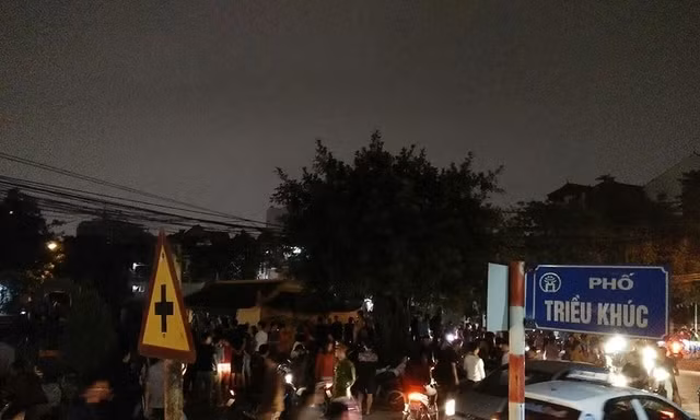 Người dân hiếu kỳ tại khu vực hiện trường. Ảnh: Đ.H