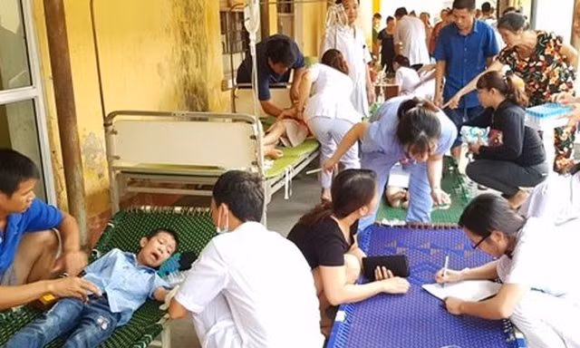 Hàng trăm học sinh nhập viện sau bữa ăn trưa. Ảnh: NT