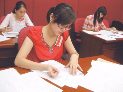 Dự báo điểm chuẩn đại học khối A năm nay cao hơn năm ngoái (trong ảnh: tại phòng chấm thi môn Toán). Ảnh: Hồ Thu