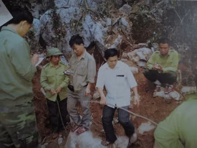 Đoàn công tác đo đếm tại hiện trường của 3 cây huê bị đốn hạ