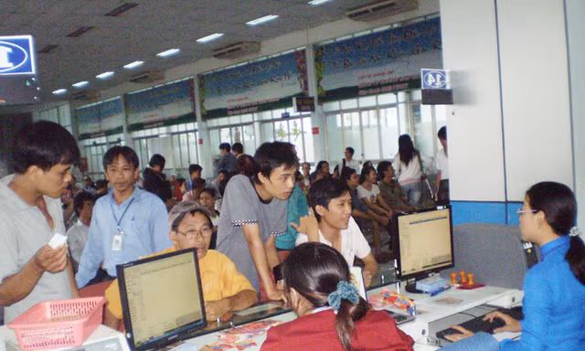 Hành khách chầu chực mua vé tàu Tết tại Ga Sài Gòn. Ảnh: LT