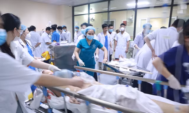 Hàng chục bác sĩ 'chạy đua' cứu cô gái trẻ biến dạng cơ thể vì xe tải cán qua người