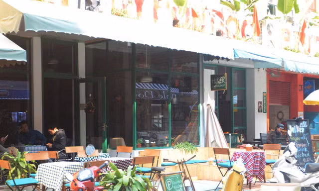 Đến thắp hương cho nạn nhân ngày Zone 9 đóng cửa