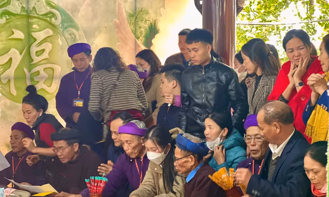 Hàng nghìn người dân chen chân đi lễ đền thờ Bà Hải