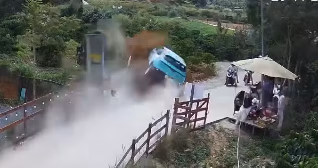 Taxi đột ngột tăng tốc rồi lật nhào nhiều vòng ở Đà Lạt, 4 người thương vong