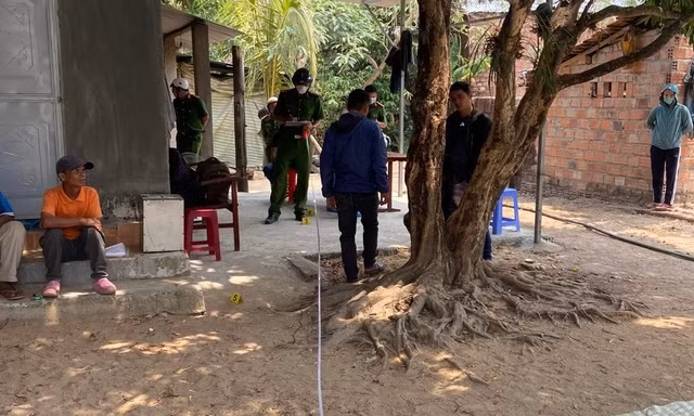 Bị thách thức, anh trai đâm em ruột tử vong