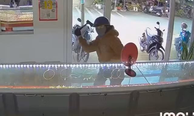 Truy tìm đối tượng dùng rìu đập tủ kính, cướp tiệm vàng ở Lâm Đồng