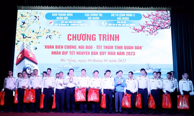 Xuân đoàn kết – Tết thắm tình quân dân