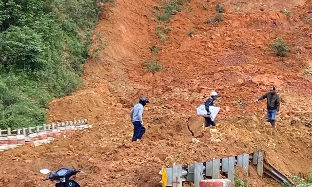 Sạt lở đèo Lò Xo, phương tiện giao thông tắc nghẽn nhiều giờ