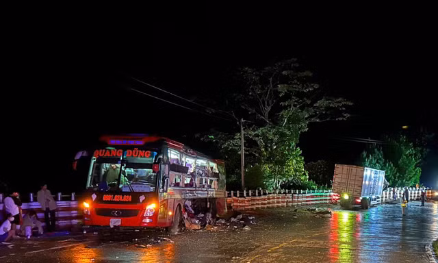 Xe khách chở 32 người va chạm xe tải, 6 người thương vong