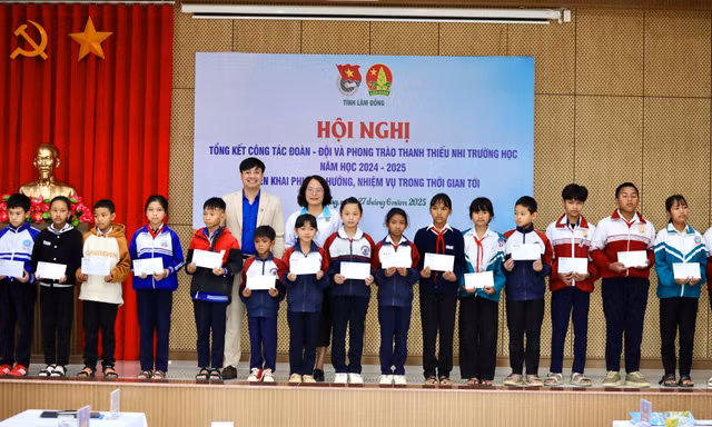 Trao học bổng Vừ A Dính cho học sinh khó khăn ở Lâm Đồng