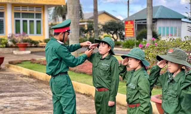 'Chiến sĩ nhí' Lâm Đồng tham gia học kỳ trong quân đội tại Trung đoàn Bộ binh 994