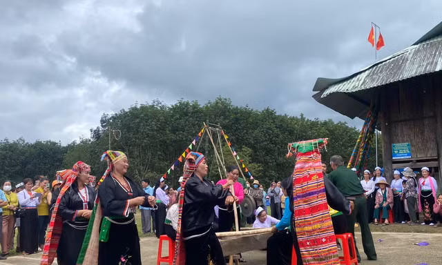 Đồng bào Thái, Mường ở Kon Tum vui Tết Độc lập