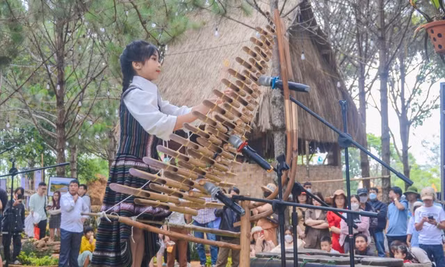 Cô bé Ba Na 9 tuổi 'tiếp lửa' đam mê nhạc cụ dân tộc