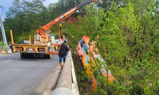 Xe khách mất lái lao xuống vực ở Lâm Đồng