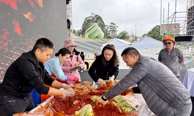 Du khách thích thú khám phá Hàn Quốc tại Đà Lạt