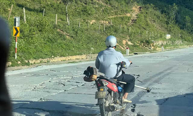 Đường đèo Lò Xo xuất hiện nhiều vết nứt dài, đứt gãy